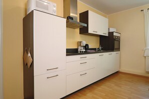 Apartamento clásico, 2 habitaciones | Cocina privada | Frigorífico, microondas, horno y placa de cocina