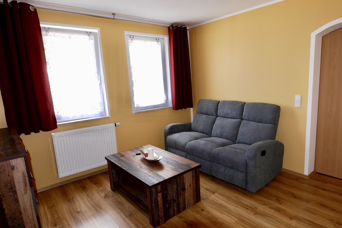 Family Room | Living room | 40-inch TV with digital channels