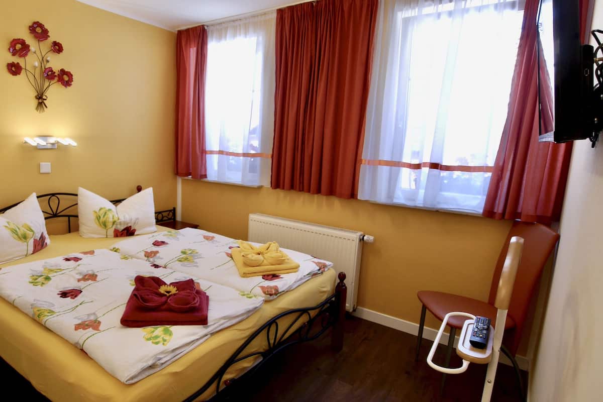Double Room | 1 bedroom, in-room safe, free WiFi, bed sheets