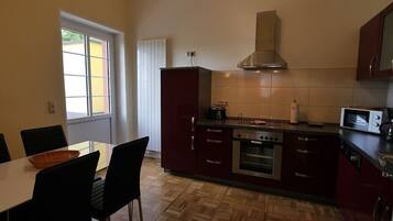 Apartment, Terrasse | Eigene Küche | Kühlschrank, Mikrowelle, Ofen, Herdplatte