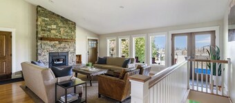 Our Friends House- Quiet, Comfortable Retreat on 5 acres