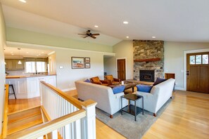 Smart TV, DVD player, books, video library - Our Friends House- Quiet, Comfortable Retreat on 5 acres (Kalispell)