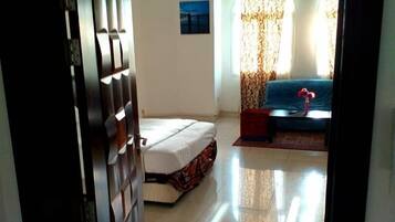 In-room safe, desk, iron/ironing board, bed sheets