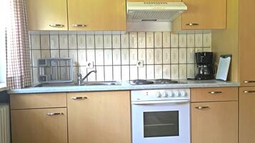 KĂŒhlschrank, Ofen, Herdplatte, Wasserkocher mit Kaffee-/Teezubehör