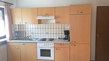 KĂŒhlschrank, Ofen, Herdplatte, Wasserkocher mit Kaffee-/Teezubehör