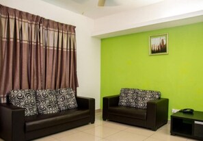 Studiosuite, 1 soverom, kjøkken | Oppholdsområde | Flatskjerm-TV