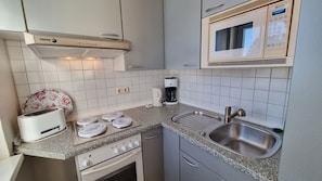 Kühlschrank, Ofen, Wasserkocher mit Kaffee-/Teezubehör, Wasserkocher