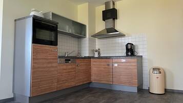 Kühlschrank, Ofen, Geschirrspüler, Wasserkocher mit Kaffee-/Teezubehör