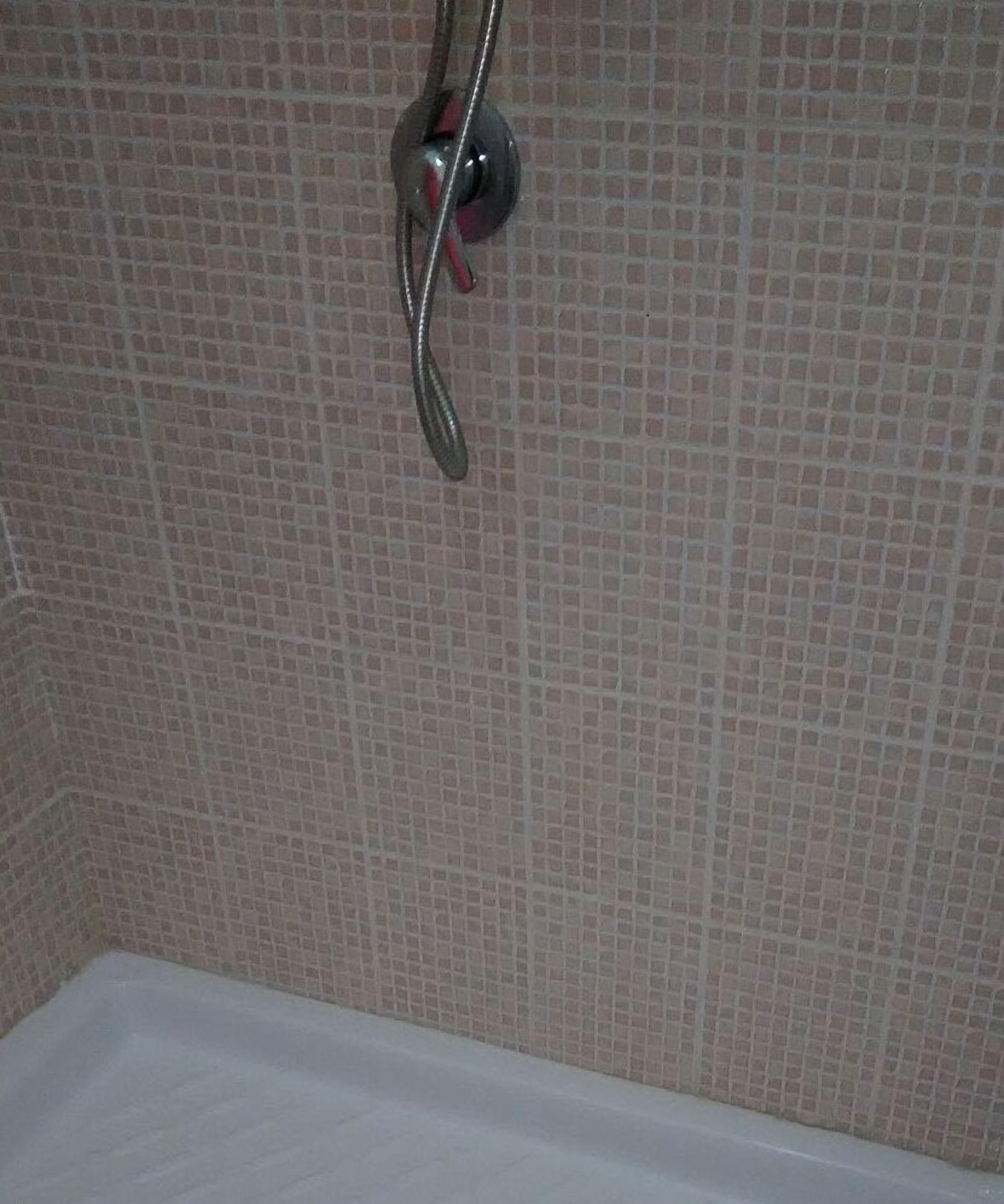 Doccia, asciugacapelli, bidet, carta igienica