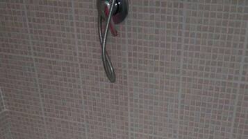 Doccia, asciugacapelli, bidet, carta igienica