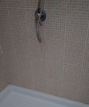 Douche, sèche-cheveux, bidet, papier toilette