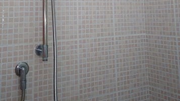 Dusche, Haartrockner, Bidet, Toilettenpapier