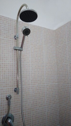 Douche, sèche-cheveux, bidet, papier toilette