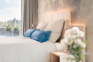 Quarto casal luxo, vista para o jardim | 1 quarto, escrivaninha, espaço de trabalho para notebook