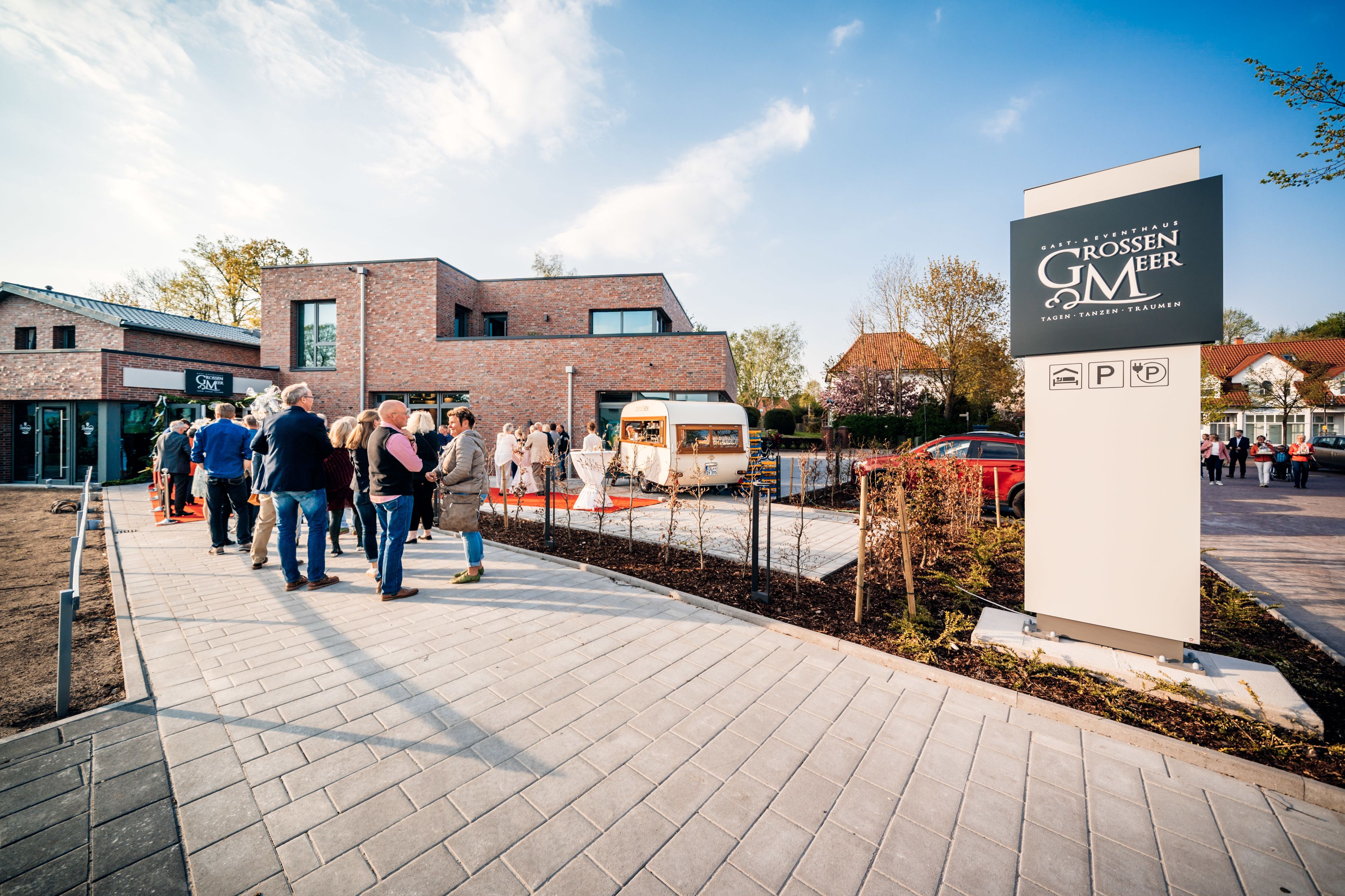 A modern building with a sign for Grossen Meer.