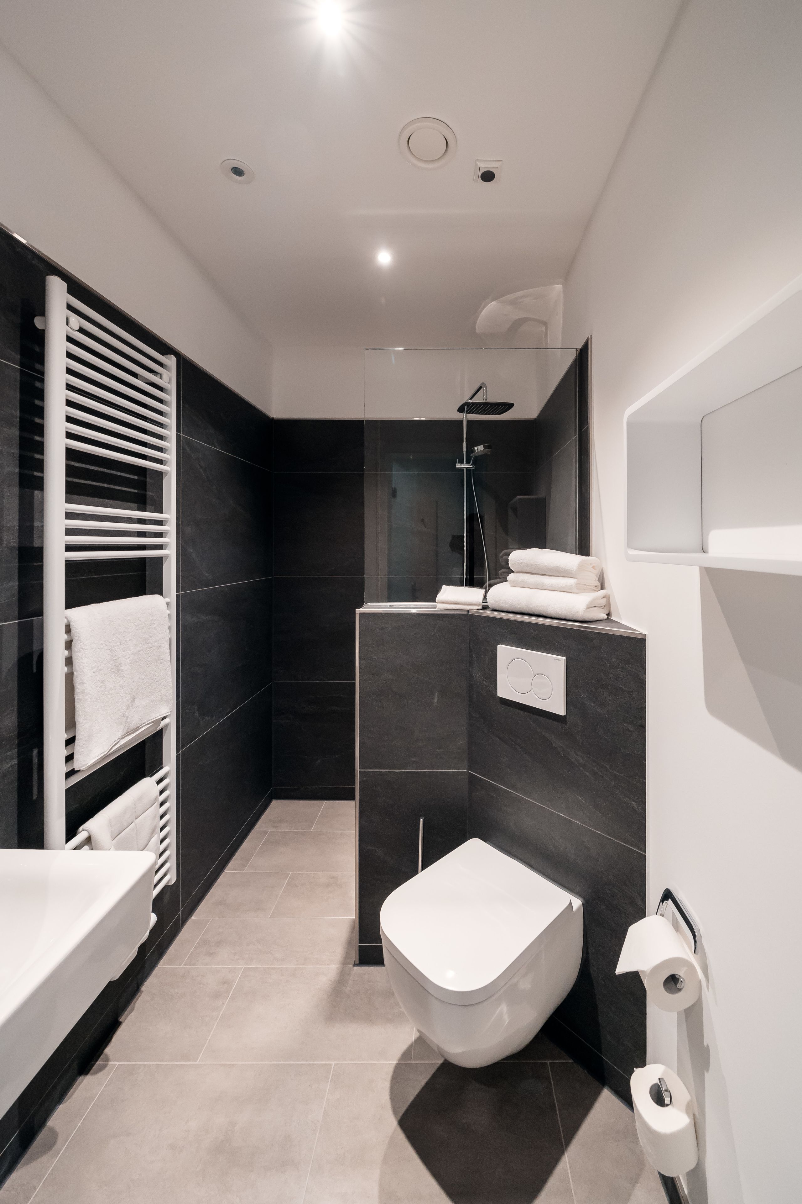 Shower, rainfall showerhead, free toiletries, hair dryer