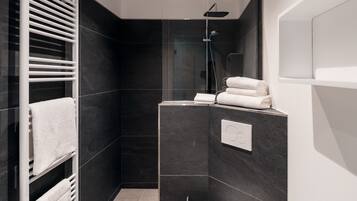Shower, rainfall showerhead, free toiletries, hair dryer