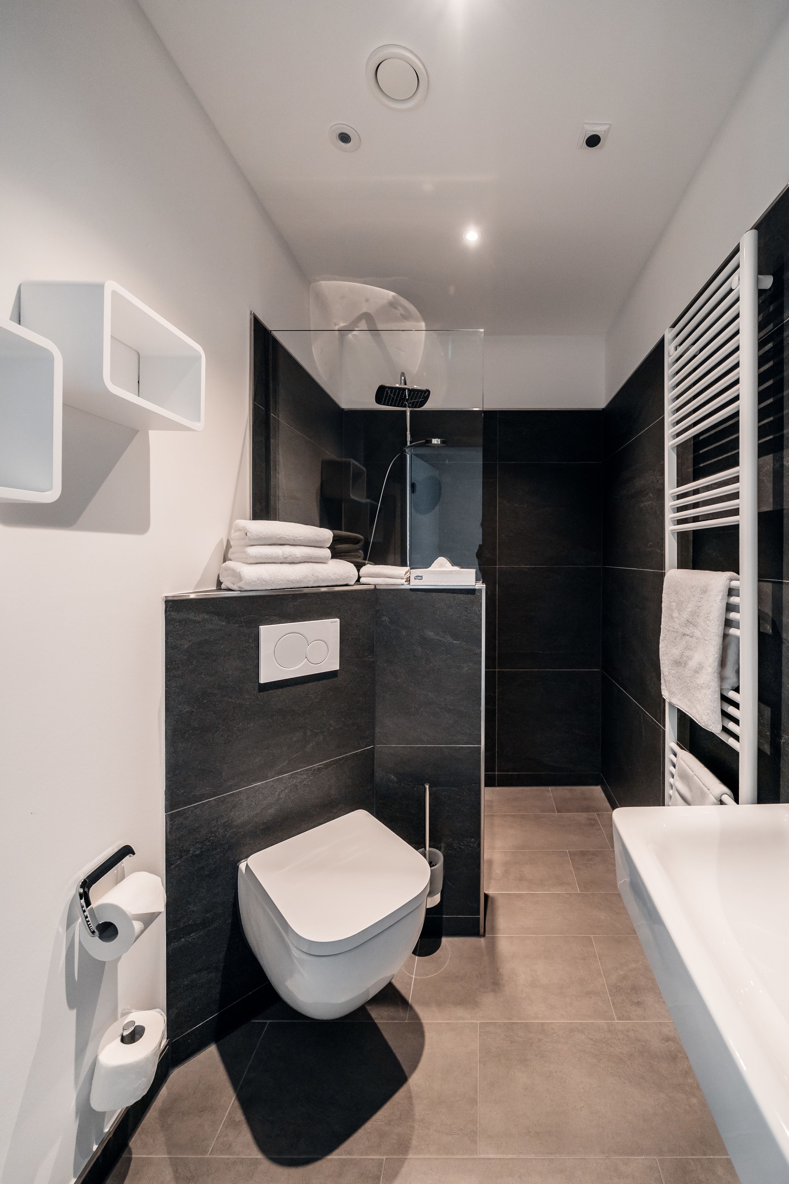 Un baño moderno con inodoro, bidé y bañera.