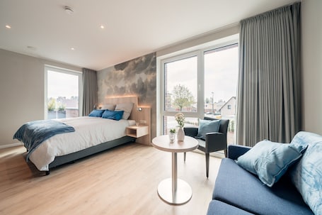 Chambre Double Deluxe, vue jardin | Coin séjour | Télévision à écran plat