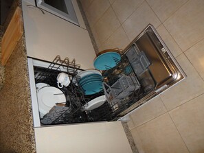 Dishwasher, cookware/dishes/utensils - Beachfront, a balcony above the beach of La Junquera (20sec) Moaña (Moaña)