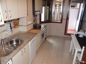 Dishwasher, cookware/dishes/utensils