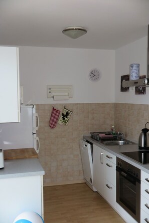 Køleskab, ovn, opvaskemaskine, kaffe-/temaskine