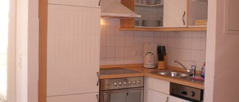 Fridge, oven, dishwasher, coffee/tea maker