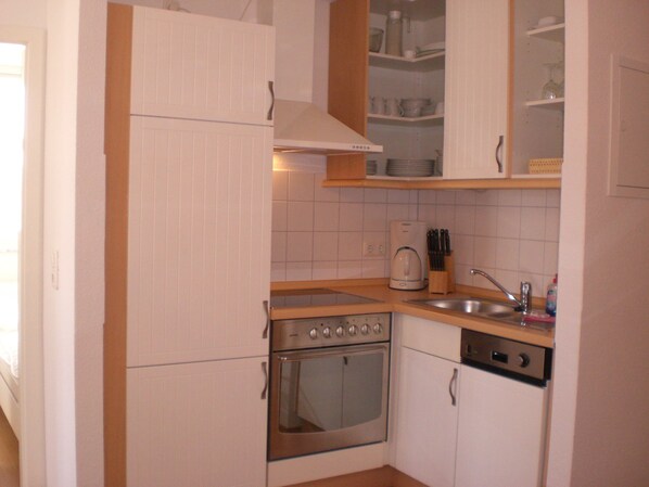 Kühlschrank, Ofen, Geschirrspüler, Wasserkocher mit Kaffee-/Teezubehör