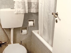 Apartment, 3 Bedrooms | Bathroom | Free toiletries, hair dryer