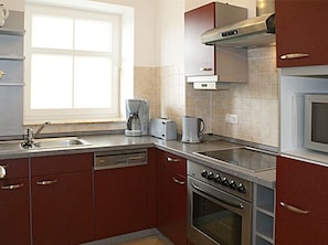 Kühlschrank, Mikrowelle, Ofen, Geschirrspüler