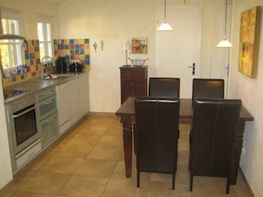 Kühlschrank, Ofen, Geschirrspüler, Wasserkocher mit Kaffee-/Teezubehör