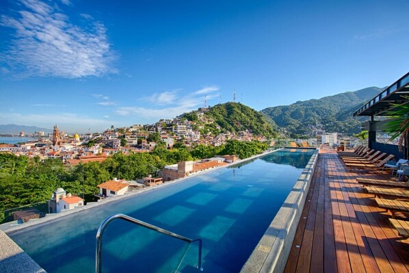 Outdoor pool - Elegant condo in beautiful building (Puerto Vallarta)