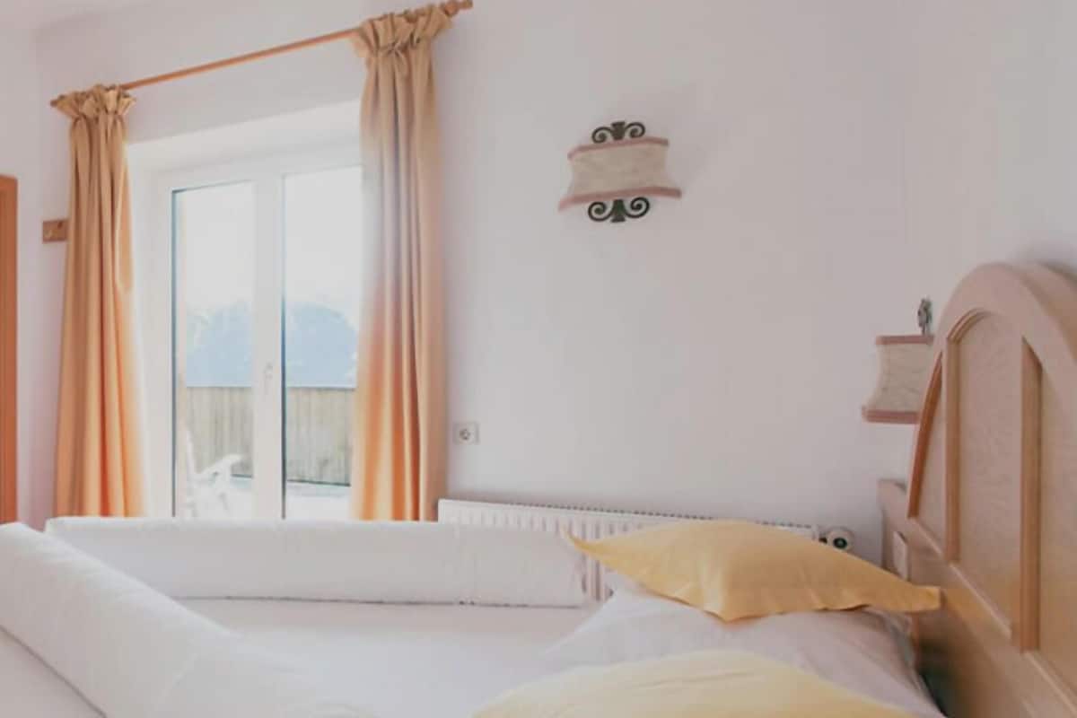 Single Room | In-room safe, desk, free WiFi, wheelchair access