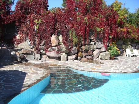 Una piscina al aire libre