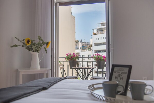1 bedroom, Egyptian cotton sheets, premium bedding, memory-foam beds - Living near Acropolis by Sylvia Staikou (Athens)