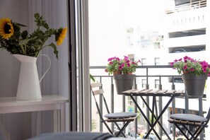 1 bedroom, Egyptian cotton sheets, premium bedding, memory-foam beds - Living near Acropolis by Sylvia Staikou (Athens)