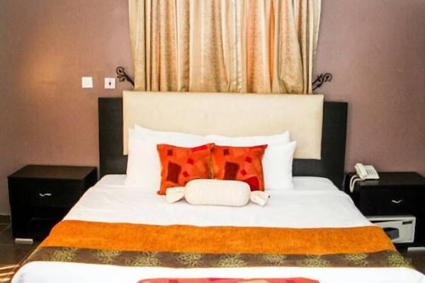 Cobertura luxo | Frigobar, escrivaninha, quartos à prova de som, berços grátis
