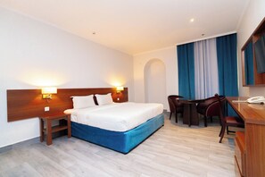 Escritorio, cortinas blackout y tabla de planchar con plancha 