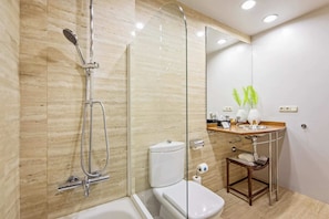 Combined shower/bathtub, hair dryer, towels - Sweett | Plaza Catalunya (Barcelona)