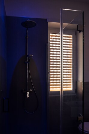 Suite | Bathroom | Shower, rainfall showerhead, hair dryer, bidet - Montedonzelli B&B (Naples)