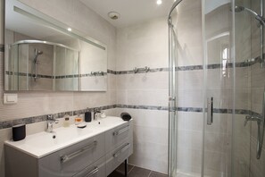 Hair dryer, towels, toilet paper - APARTMENT OF STANDING THE GENIS (Sarlat-la-Canéda)