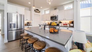 Coffee/tea maker, fridge, microwave, oven - Welcome to Margarita Villa At The Lookout at Lake Chelan (Chelan)