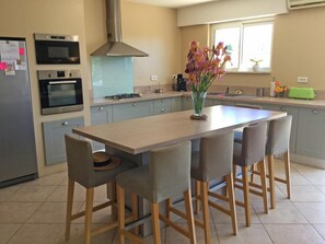 Fridge, microwave, oven, stovetop - Vacation rental house pool LES VIGNERES LS2-338 (Cavaillon)