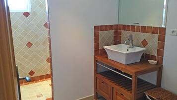 Douche, sĂšche-cheveux, serviettes fournies