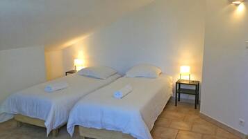 5 chambres, fer et planche à repasser, accès au Wi-Fi (inclus)