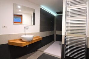 Superior Apartment, 3 Bedrooms | Bathroom | Shower, rainfall showerhead, hair dryer, bidet - Ulivi Apartment (Sorrento)