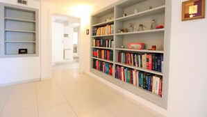 Ein Flur mit einem Bücherregal, gefüllt mit Büchern und Dekorationselementen.