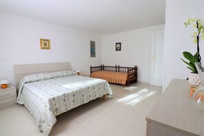 3 bedrooms, individually decorated, individually furnished, desk - Ulivi Apartment (Sorrento)