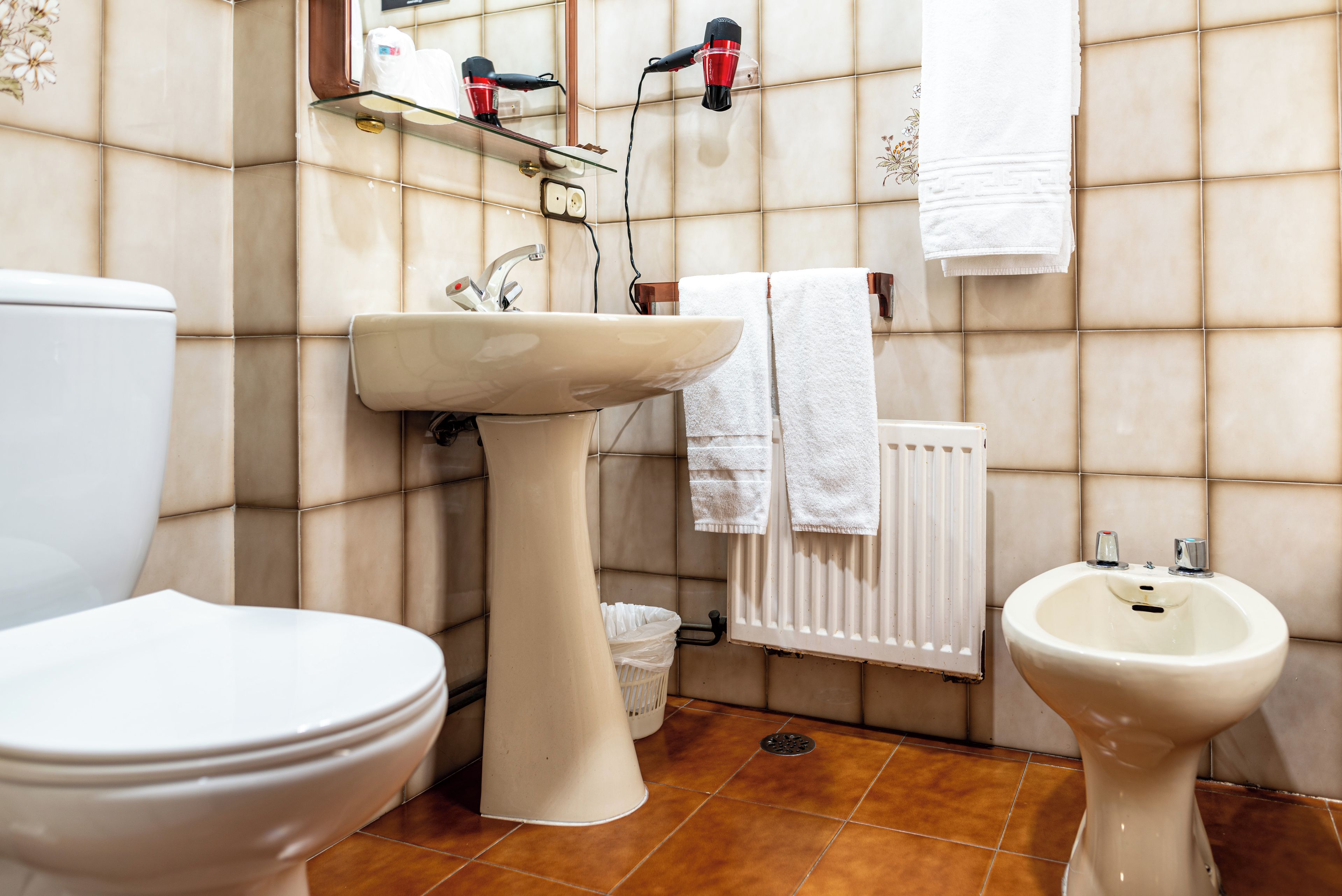 Ein Badezimmer mit Toilette, Waschbecken und Bidet.