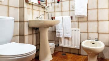 Un baño con inodoro, lavabo y bidé.
